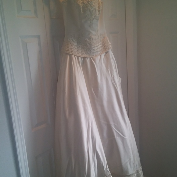 WEDDING DRESSES - Picture 4 of 8